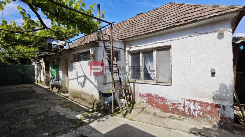 Na PREDAJ veľkorysý pozemok so starším domom v obci Dolné Orešany - Dom na predaj v Dolných Orešanoch, centrum, Pozemky - bývanie, s vinohradnou pergolou.