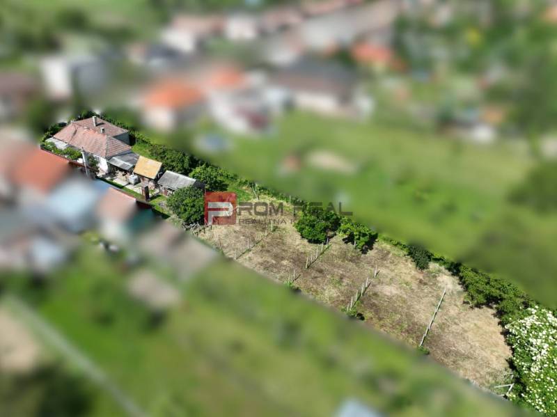 Na PREDAJ veľkorysý pozemok so starším domom v obci Dolné Orešany - Pozemky - bývanie v centre Dolných Orešian, nehnuteľnosť s budovami a oplotenou záhradou.
