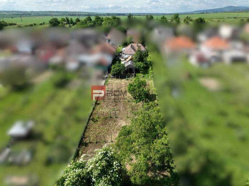 Na PREDAJ veľkorysý pozemok so starším domom v obci Dolné Orešany - Pozemky - bývanie v Dolných Orešanoch v centre, obklopené prírodou a vidieckou atmosférou.