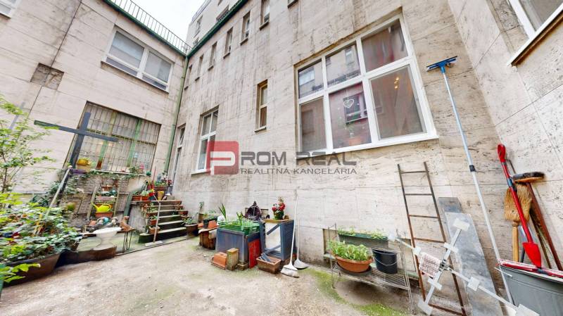 Na PREDAJ byt rozdelený na dve bytové jednotky Staré Mesto - Vnútorný dvor s rastlinami a rebríkom v 2-izbovom byte.