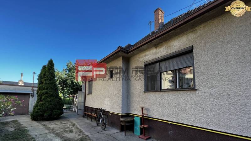 Exkluzivne na PREDAJ Rodinný dom Pezinok Nerudová ul. - Rodinný dom na Nerudovej ulici v Pezinku s dvorom a garážou, obklopený zeleňou.
