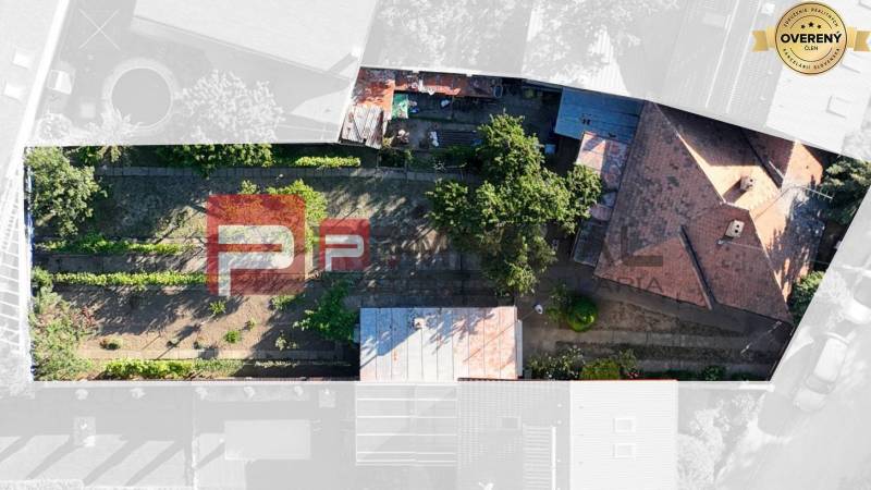 Exkluzivne na PREDAJ Rodinný dom Pezinok Nerudová ul. - Letecký pohľad na dvor a záhradu rodinného domu na Nerudovej ulici v Pezinku.