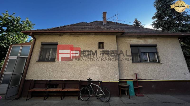 Exkluzivne na PREDAJ Rodinný dom Pezinok Nerudová ul. - Rodinný dom na Nerudovej ulici v Pezinku s bicyklom a záhradným sedením.