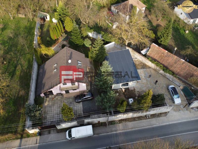 Na predaj Rodinný dom v Malých Karpatoch obec Píla - Rodinný dom v Píle so záhradou, príjazdovou cestou a parkoviskom, obklopený zeleňou.