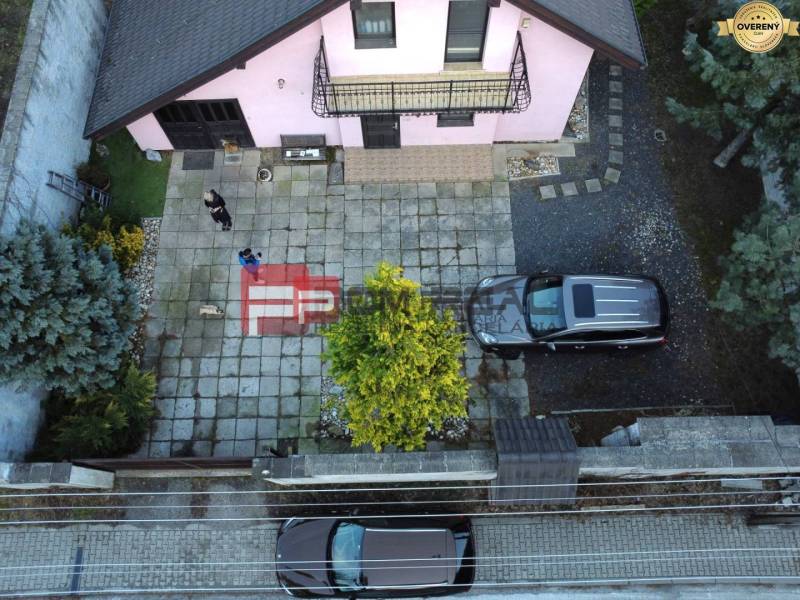 Na predaj Rodinný dom v Malých Karpatoch obec Píla - Rodinný dom v Píle s priestranným dvorom, zaparkovanými autami a udržiavanou záhradou.