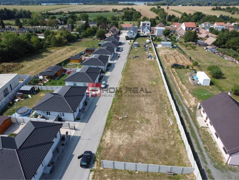 Stavebný pozemok so stavebným povolením a projektom na dvojdom - Štefanová ponúka pozemky na bývanie s rodinnými domami v pokojnej lokalite.
