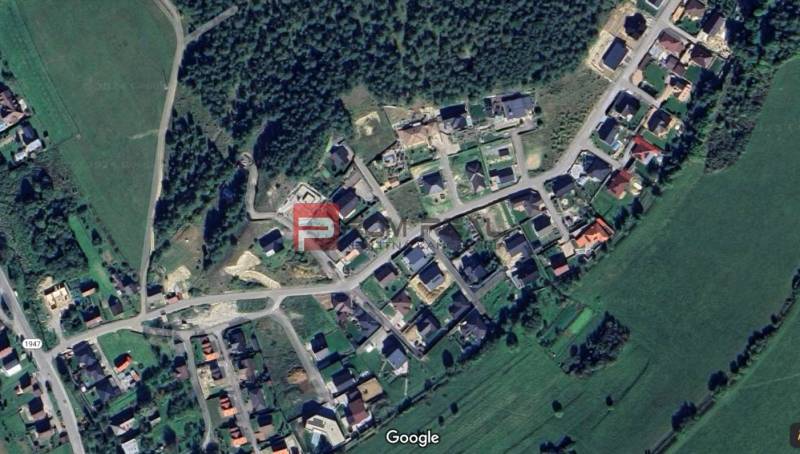 Exkluzívny stavebný pozemok na RD - Letecký pohľad na pozemky - bývanie v Pružine obklopené zelenými plochami a lesom.