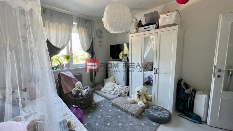 Na PREDAJ priestranný 3 izbový byt s balkónom v meste Senec - Detská izba v 3-izbovom byte s hračkami, posteľou a skriňou.