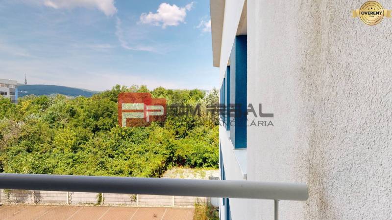 Prenájom veľkých priestorov na Vajnorská, Bratislava - Exteriér kancelárií vo Vajnorskej ulici v Bratislave - Starom Meste s výhľadom na zeleň.