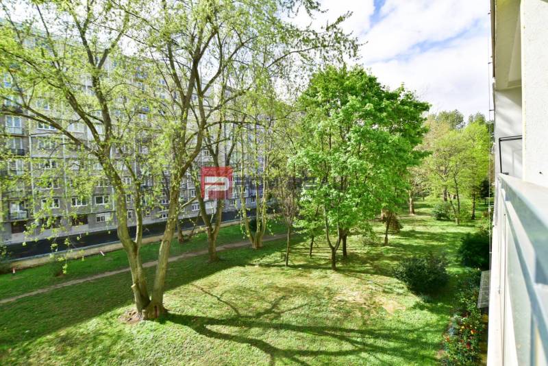 Hladám 3 izbový byt Centrum, Pezinok - Výhľad zo 3-izbového bytu na zelený park v Centre Pezinka.