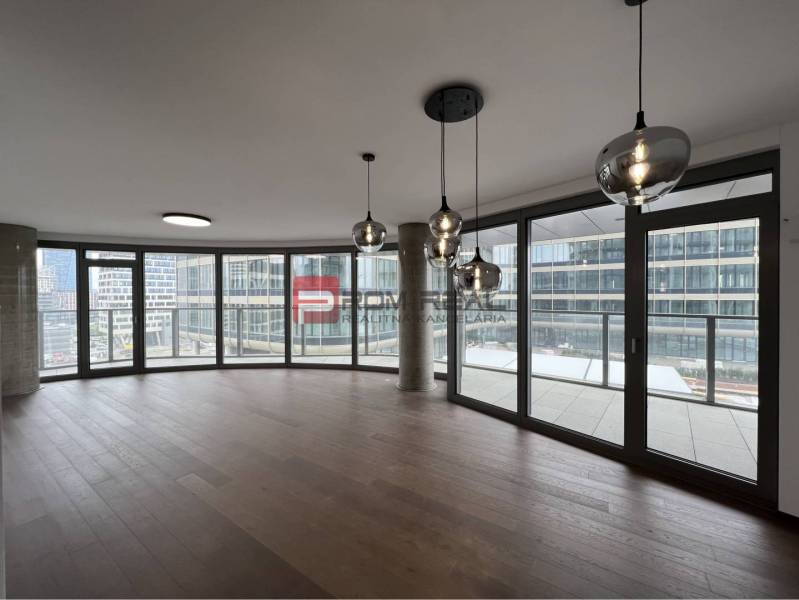 EUROVEA TOWER, Exkluzívne luxusné adm. priestory, Bratislava - Interiér obchodných priestorov s veľkými oknami a moderným osvetlením.