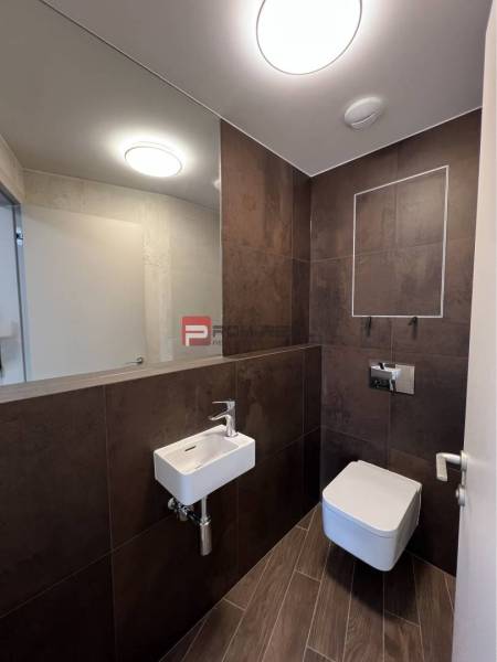 EUROVEA TOWER, Exkluzívne luxusné adm. priestory, Bratislava - Kúpeľňové obchodné priestory s umývadlom, zrkadlom a toaletou.