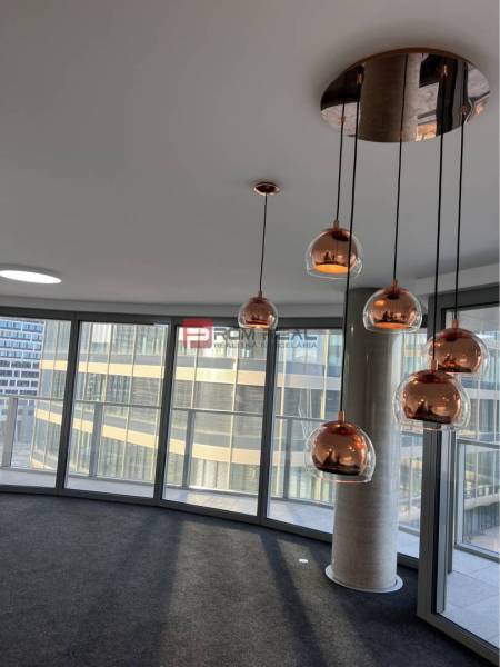 EUROVEA TOWER, Exkluzívne luxusné adm. priestory, Bratislava - Obchodné priestory s presklenými stenami a závesnými svietidlami, ktoré vytvárajú príjemnú atmosféru.