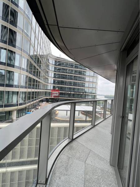 EUROVEA TOWER, Exkluzívne luxusné adm. priestory, Bratislava - Sklenené fasády a terasa v obchodných priestoroch Bratislavy II na Pribinovej ulici.