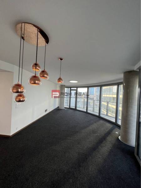 EUROVEA TOWER, Exkluzívne luxusné adm. priestory, Bratislava - Obchodné priestory s panoramatickými oknami, tmavým kobercom a ozdobnými svetlami.