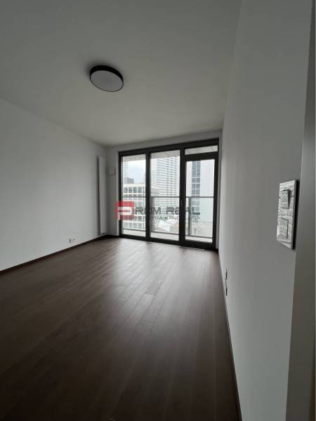 EUROVEA TOWER, Exkluzívne luxusné adm. priestory, Bratislava - Priestranná izba s drevenou podlahou a veľkými oknami v obchodných priestoroch.