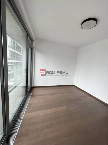 EUROVEA TOWER, Exkluzívne luxusné adm. priestory, Bratislava - Interiér s drevenou podlahou a veľkými oknami v obchodných priestoroch.