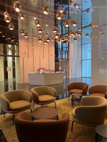 EUROVEA TOWER, Exkluzívne luxusné adm. priestory, Bratislava - Štýlový interiér s pohodlnými kreslami, závesnými svietidlami a recepciou v obchodných priestoroch.
