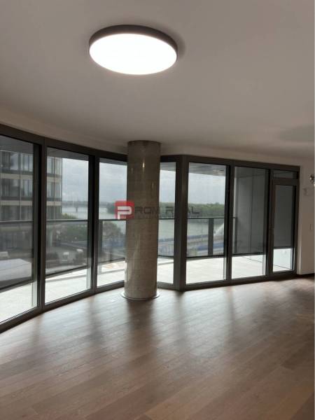 EUROVEA TOWER, Exkluzívne luxusné adm. priestory, Bratislava - Interiér obchodných priestorov s veľkými oknami a drevenou podlahou.