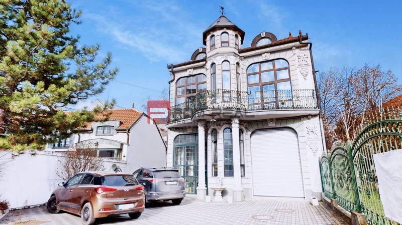 EXKLUZÍVNA INVESTÍCIA: MULTIFUNKČNÁ BUDOVA NA PREDAJ, TRNAVA - Budova na Ľ. Podjavorinskej ulici v Trnave so zdobeným balkónom a ozdobnou fasádou.