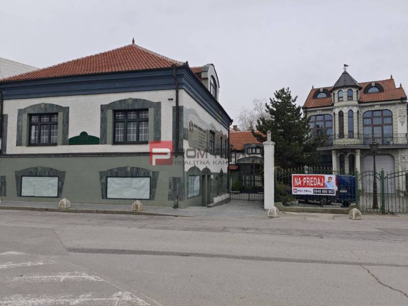 EXKLUZÍVNA INVESTÍCIA: MULTIFUNKČNÁ BUDOVA NA PREDAJ, TRNAVA - Budova na ulici Ľ. Podjavorinskej, označená na predaj, s architektúrou historického štýlu.