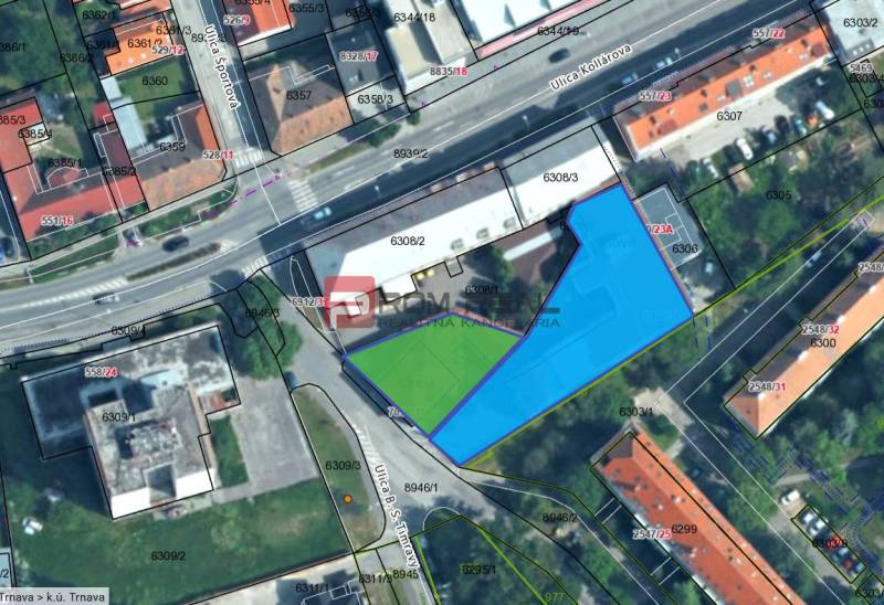 EXKLUZÍVNA INVESTÍCIA: MULTIFUNKČNÁ BUDOVA NA PREDAJ, TRNAVA - Pozemok na ulici Ľ. Podjavorinskej, lemovaný modrou plochou, vedľa budovy a ulice Kollárovej.