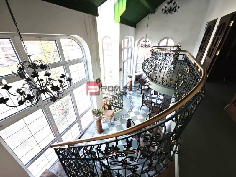 EXKLUZÍVNA INVESTÍCIA: MULTIFUNKČNÁ BUDOVA NA PREDAJ, TRNAVA - Interiér predstavuje elegantné schodisko a balkón na ulici Ľ. Podjavorinskej, nadrozmerné okná zvýrazňujú historickú budovu.