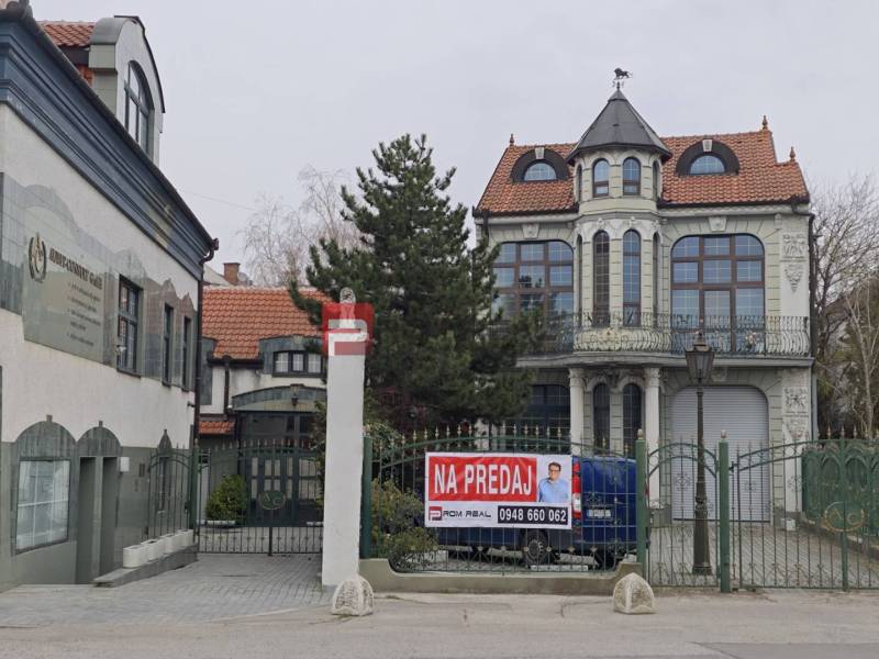 EXKLUZÍVNA INVESTÍCIA: MULTIFUNKČNÁ BUDOVA NA PREDAJ, TRNAVA - Budova na ulici Ľ. Podjavorinskej vo výstavnom štýle s nápisom 