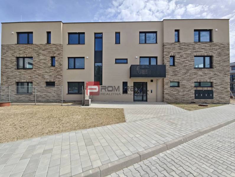 PREDAJ 2i byt, 110 m2, Prémiová novost. Zelené Nivy, Pezinok - Bytový dom na ulici Pezinok v Pezinku ponúkajúci 2-izbové byty s odlišnou fasádou.