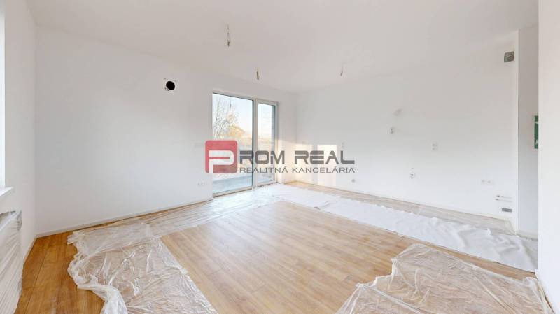 PREDAJ 2i byt, 110 m2, Prémiová novost. Zelené Nivy, Pezinok - Svetlá izba s veľkými oknami a drevenou podlahou v 2-izbovom byte.