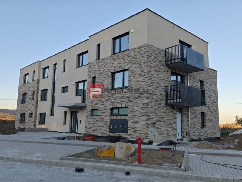 PREDAJ 2i byt, 110 m2, Prémiová novost. Zelené Nivy, Pezinok - Novostavba s tehlovým obkladom na ulici v Pezinku zahŕňa 2-izbové byty.