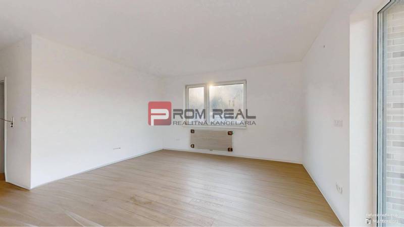 PREDAJ 2i byt, 110 m2, Prémiová novost. Zelené Nivy, Pezinok - Izba v 2-izbovom byte s bielymi stenami a drevenou podlahou.
