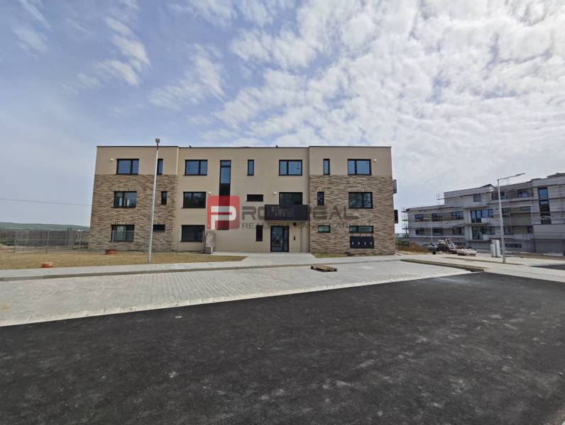 PREDAJ 2i byt, 110 m2, Prémiová novost. Zelené Nivy, Pezinok - Novostavba na ulici Pezinok v meste Pezinok, ponúkajúca dvojizbový byt.
