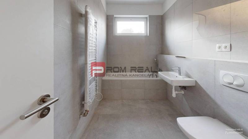 PREDAJ 2i byt, 110 m2, Prémiová novost. Zelené Nivy, Pezinok - Kúpeľňa v 2-izbovom byte s umývadlom, toaletou a oknom pre prirodzené svetlo.