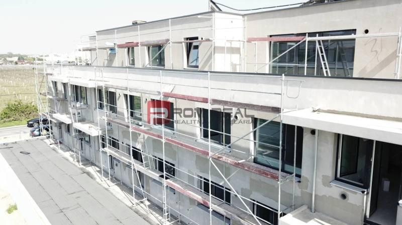 PREDAJ 3i byt, 86 m2, Prémiová novost. Zelené Nivy, Pezinok - Budova na Limbašskej ceste v Pezinku počas výstavby 3-izbových bytov so lešením.