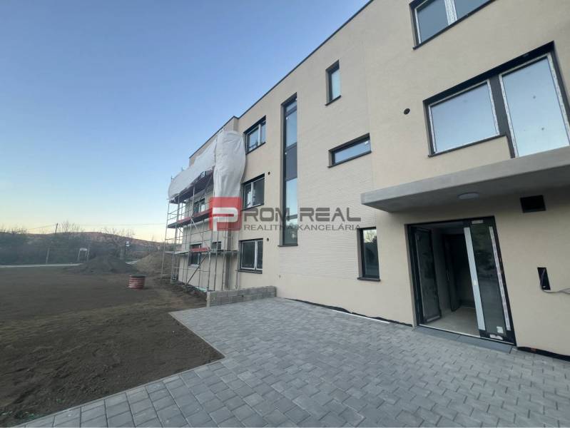 PREDAJ 2i byt, 56 m2, Prémiová novost. Zelené Nivy, Pezinok - Novostavba bytového domu v Pezinku na Pezinskej ulici so zatepľovacími prácami.