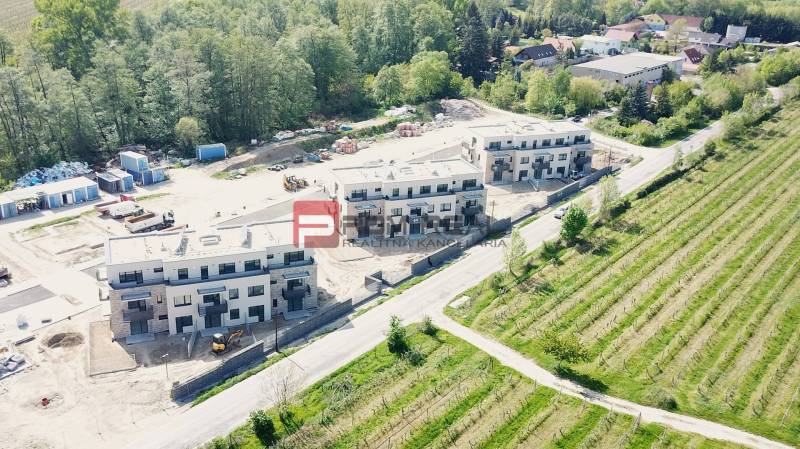 PREDAJ 2i byt, 153 m2, Prémiová novost. Zelené Nivy, Pezinok - Novostavby na Limbašskej ceste v Pezinku obklopené zeleňou a rozostavanými priestormi.