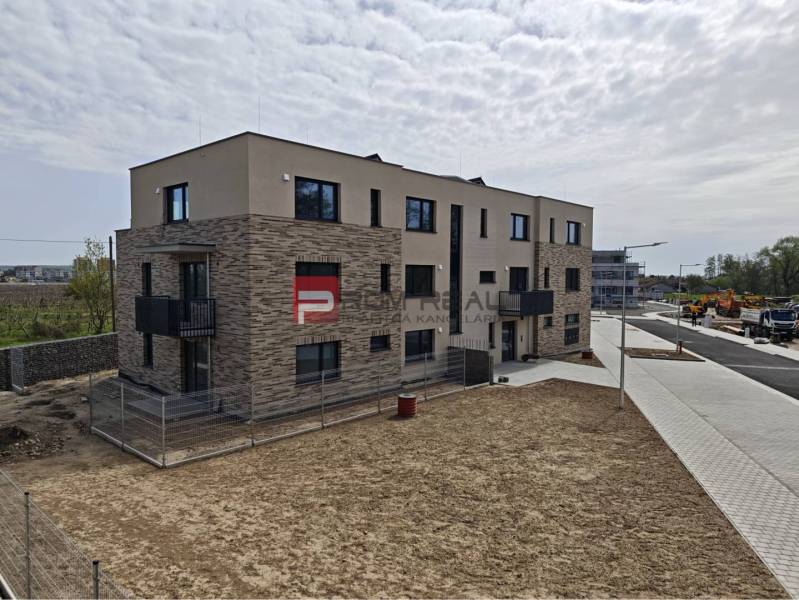 PREDAJ 2i byt, 153 m2, Prémiová novost. Zelené Nivy, Pezinok - Novostavba na ulici v Pezinku, ponúkajúca 2-izbové byty so zaujímavou architektúrou.