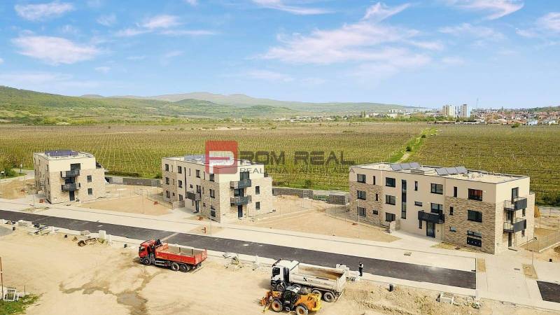 PREDAJ 2i byt, 153 m2, Prémiová novost. Zelené Nivy, Pezinok - Na Limbašskej ceste sú nové budovy obklopené vinicami blízko dvoch 2-izbových bytov.