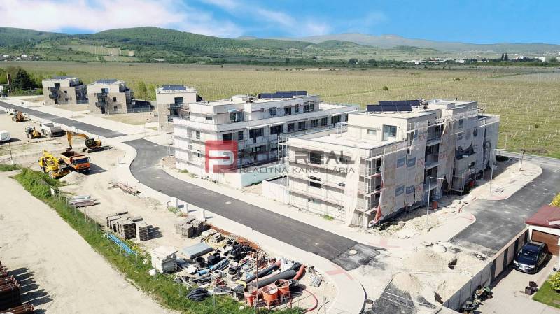 PREDAJ 3i byt, 65 m2, Prémiová novost. Zelené Nivy, Pezinok - Stavebné práce na 3-izbových bytoch na Limbašskej ceste v Pezinku.