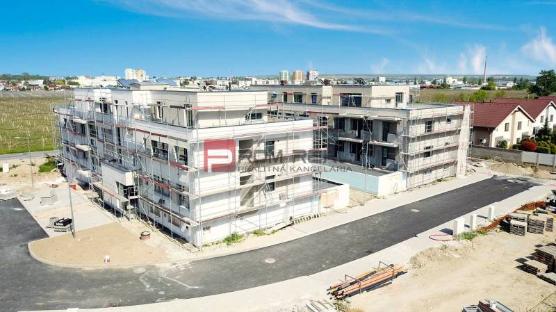 PREDAJ 3i byt, 65 m2, Prémiová novost. Zelené Nivy, Pezinok - Výstavba bytového komplexu na Limbašskej ceste v Pezinku, ponúkajúca 2-izbový byt.