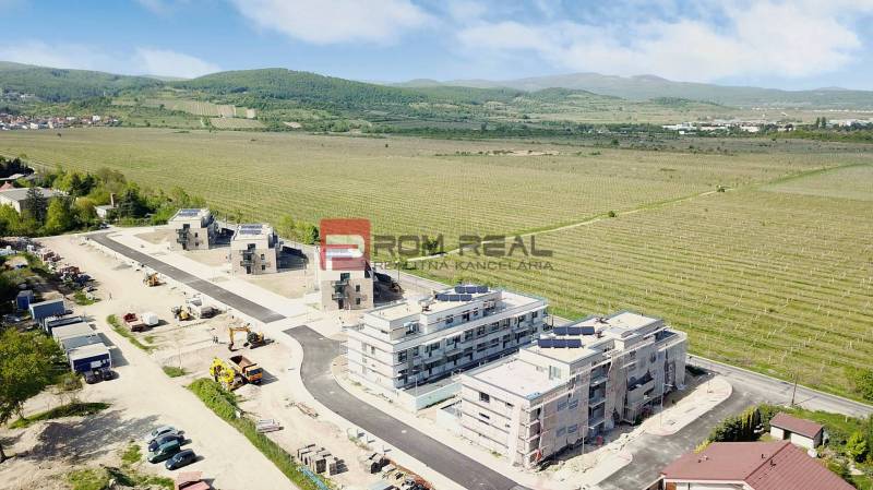PREDAJ 3i byt, 65 m2, Prémiová novost. Zelené Nivy, Pezinok - Vzdušný pohľad na výstavbu 3-izbového bytu na Limbašskej ceste v Pezinku.
