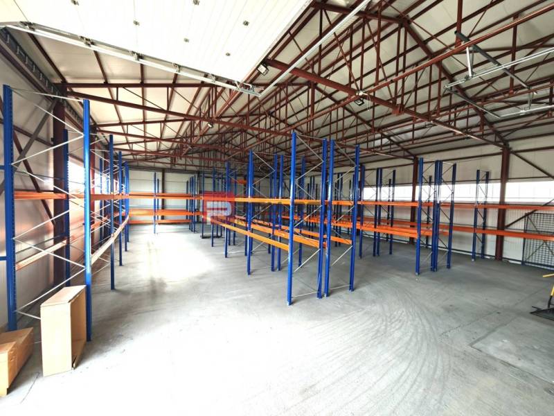PRENÁJOM - zateplená skladová hala 547 m2, Modra - Priestor skladu s regálmi v halách na Šúrskej ulici v Modre.