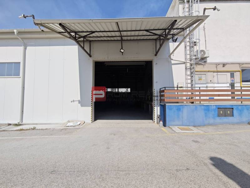 PRENÁJOM - zateplená skladová hala 547 m2, Modra - Vstup do skladových priestorov na Šúrskej ulici v Modre.