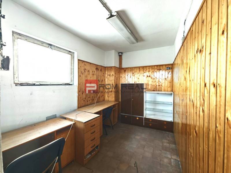 PRENÁJOM - zateplená skladová hala 547 m2, Modra - Kancelársky priestor v sklade s dreveným obkladom a nábytkom.