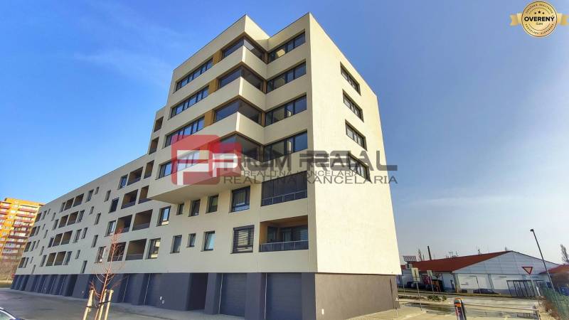 NA Predaj 4 izbový byt v projekte VINICE Pezinok 150m2 - Bytový dom na Obchodnej ulici v Pezinku, vhodný pre 4-izbový byt.
