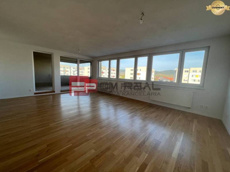 NA Predaj 4 izbový byt v projekte VINICE Pezinok 150m2 - Veľká priestranná izba so svetlými parketami, okná s výhľadom, 4-izbový byt.