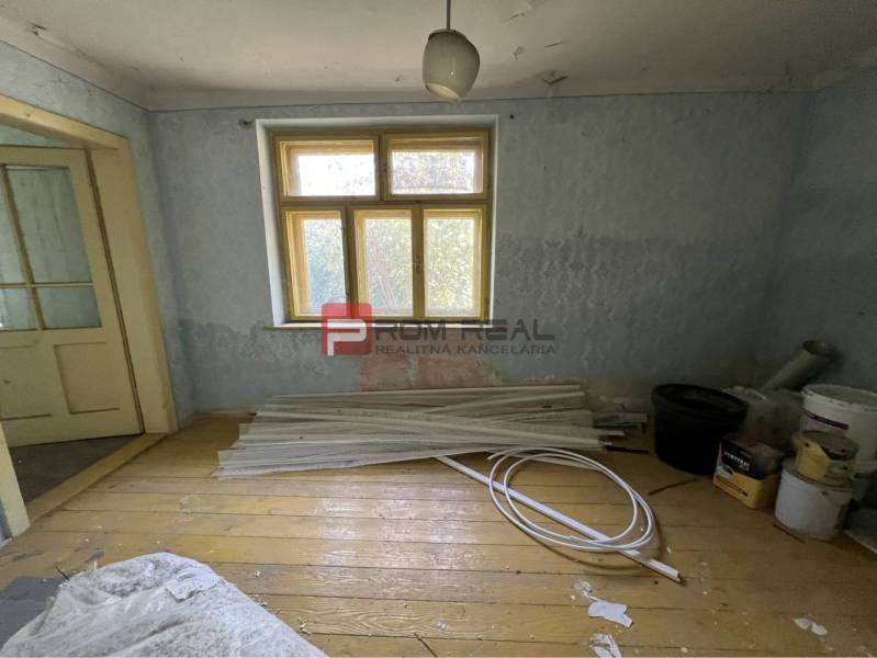 PREDAJ pozemku so starým domom CENTRUM Pezinok - Miestnosť s drevenou podlahou, staré dvere, stavebný materiál, slúži na rekonštrukciu. Pozemky - bývanie.