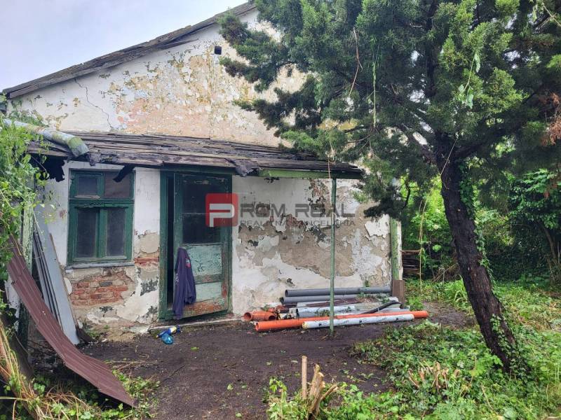 PREDAJ pozemku so starým domom CENTRUM Pezinok - Starší dom na Holubyho ulici v Pezinku, vhodný pre Pozemky - bývanie.