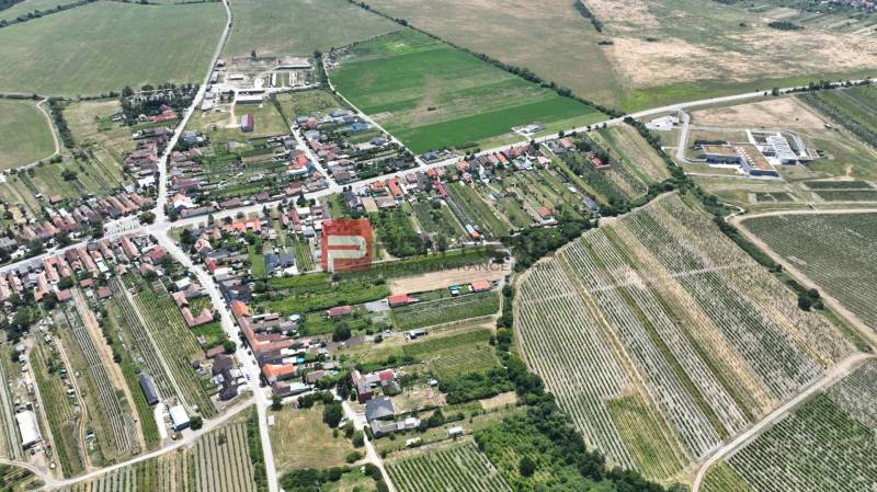 PREDAJ pozemok v novej lokalite DUBOVÁ - Letecký pohľad na Dubovú, usporiadané ulice a okolité polia, pozemky - bývanie.